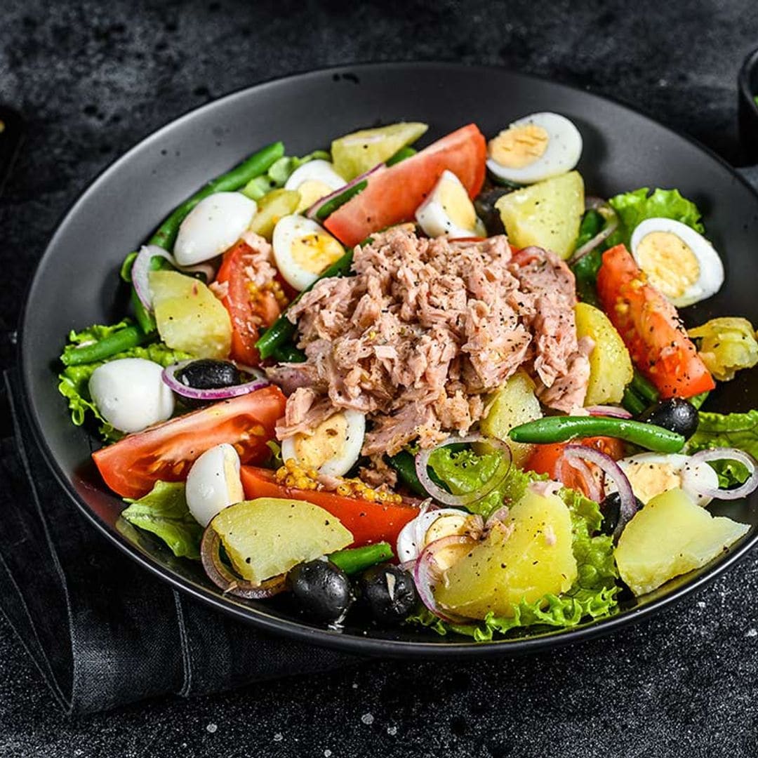 Ensalada vegetal de patata con atún y huevos de codorniz