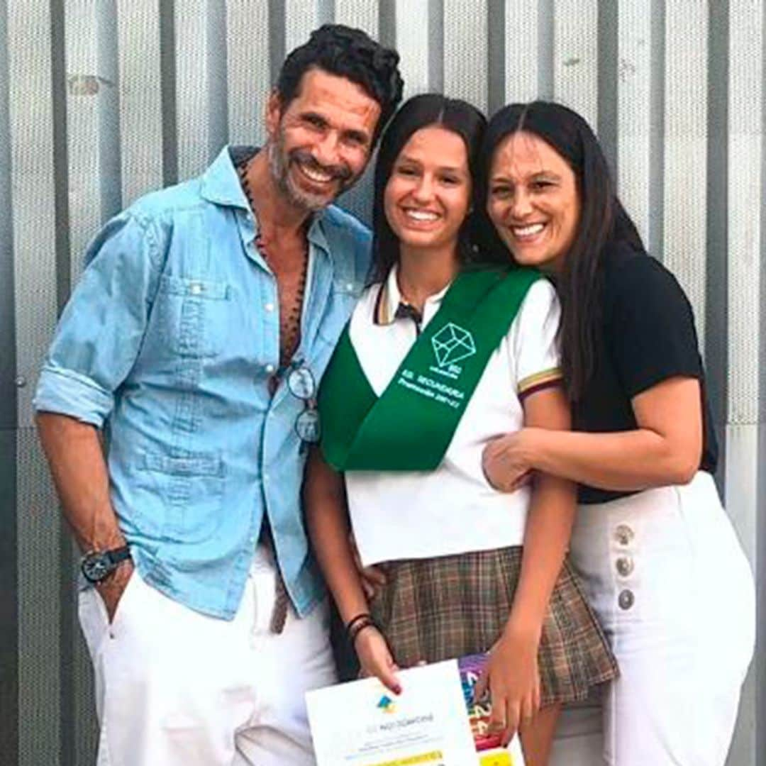 Oscar Higares y su mujer, Sandra Álvarez, muy orgullosos en la graduación de su hija mediana, Martina