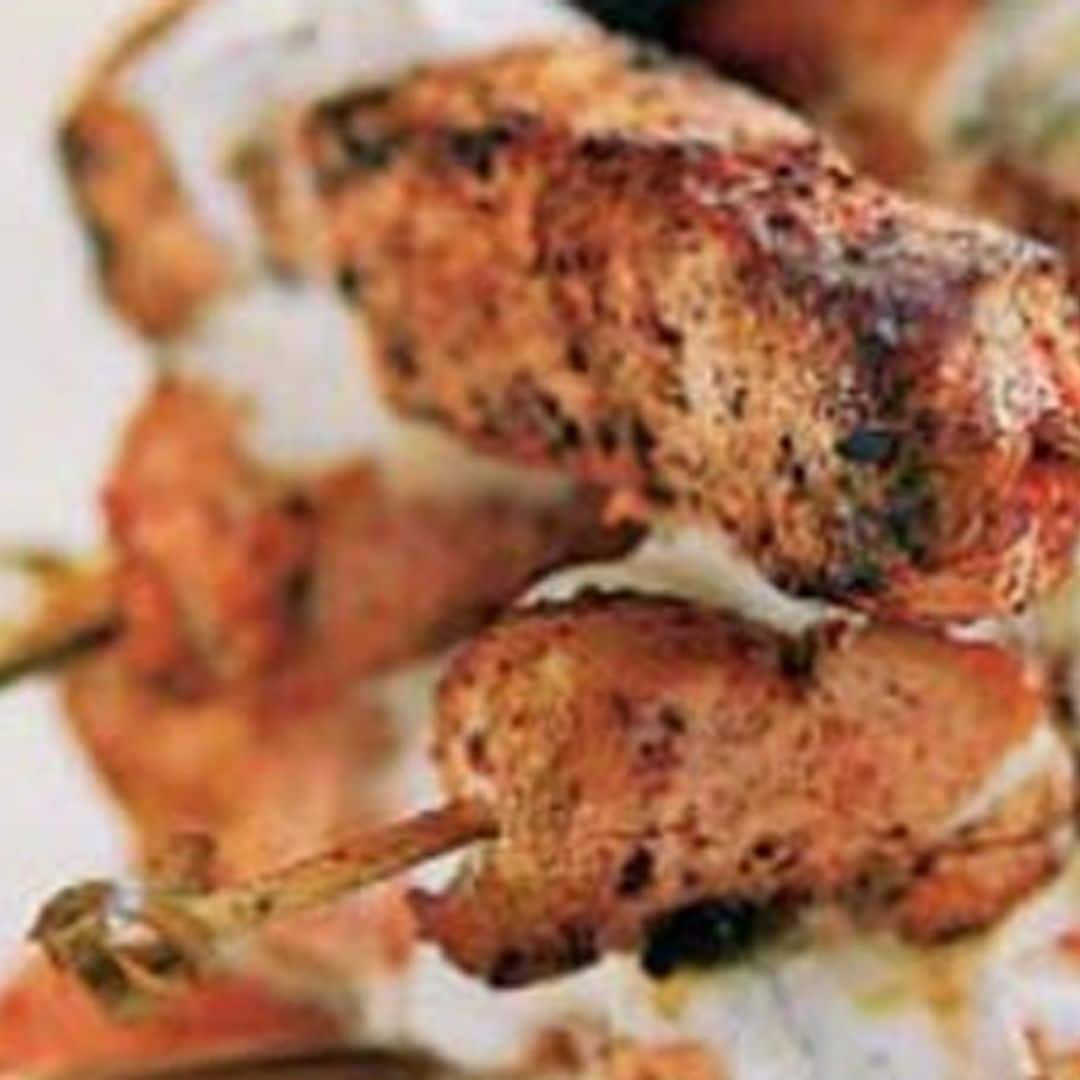 Brochetas de pollo tandoori con salsa de yogur y menta