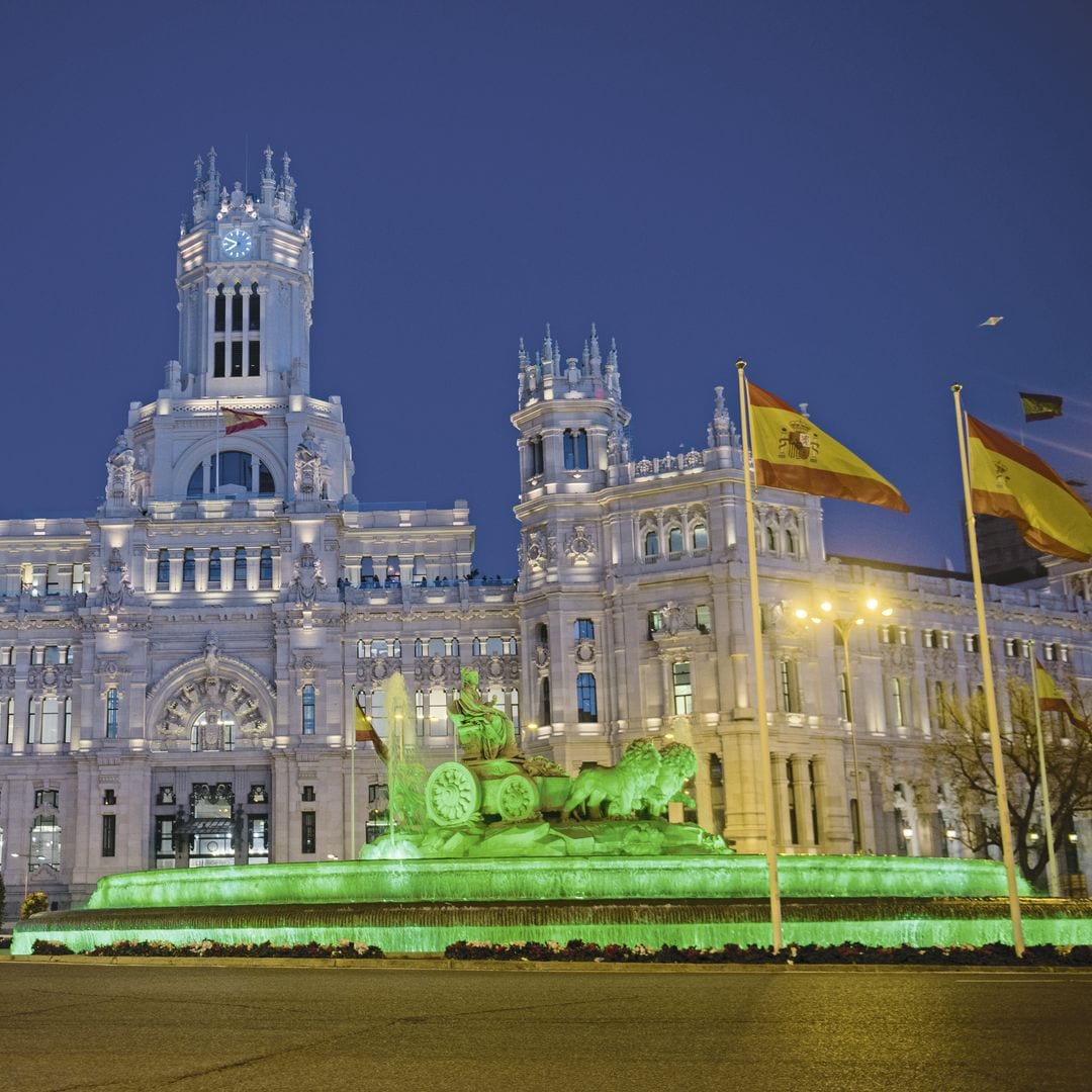 Fuente de Cibeles iluminada de color verde para celebrar la festividad de San Patricio en Madrid, en honor al santo irlandés