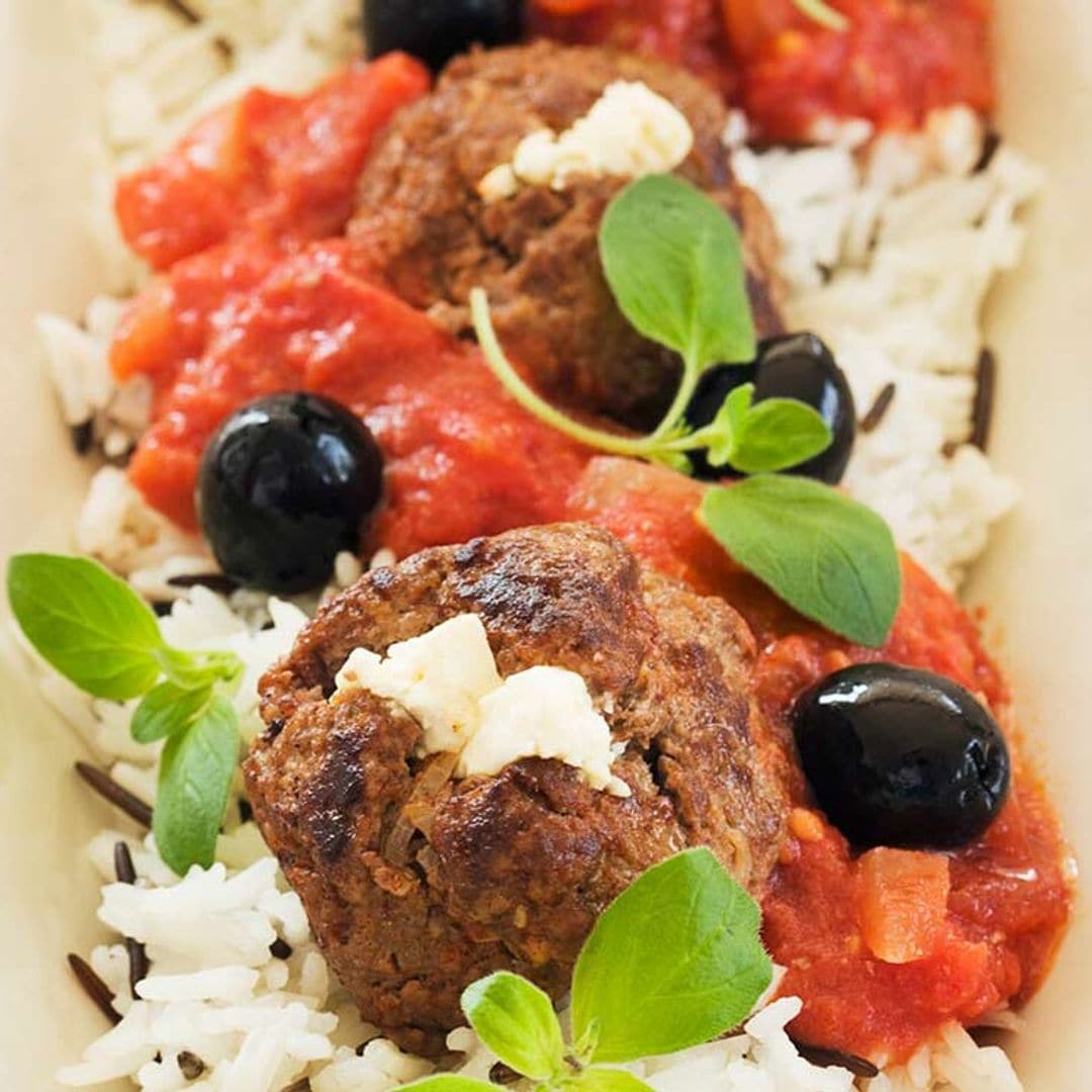 Albóndigas de cordero con queso, tomate y arroz blanco