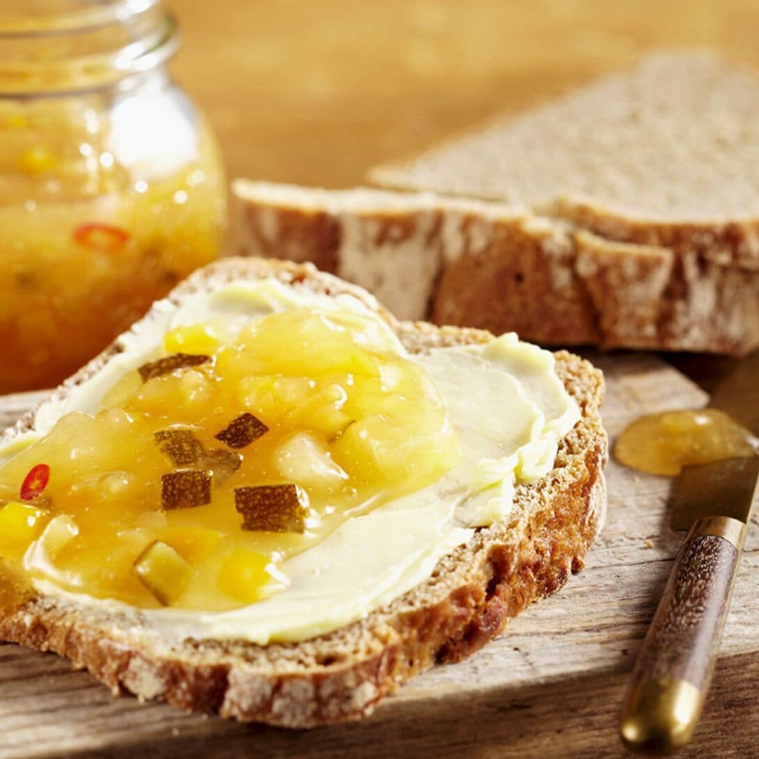 Tostas de pan integral con mantequilla y 'chutney' de calabacín y manzana