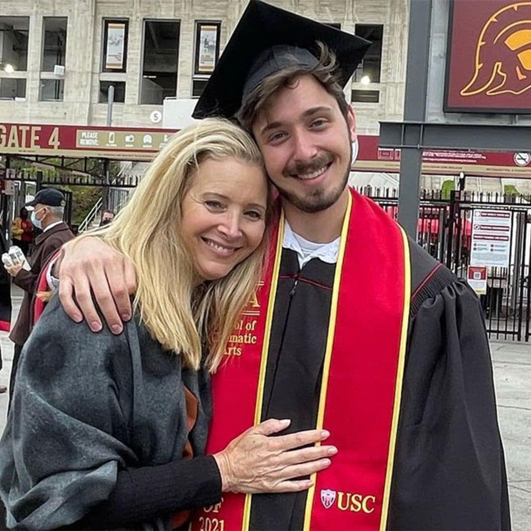 Lisa Kudrow, muy emocionada en la graduación de su hijo