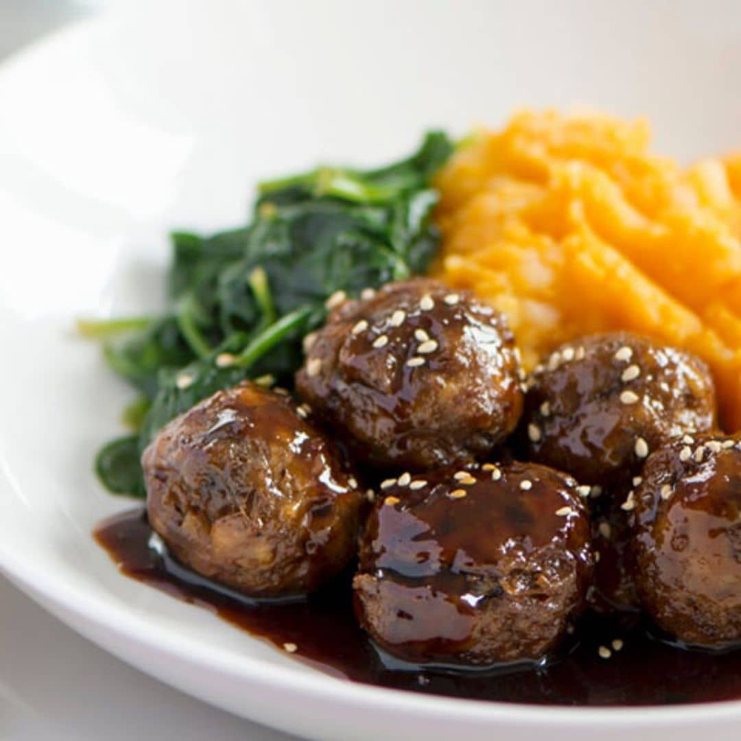 Albóndigas en salsa 'teriyaki' con puré de patata y espinacas