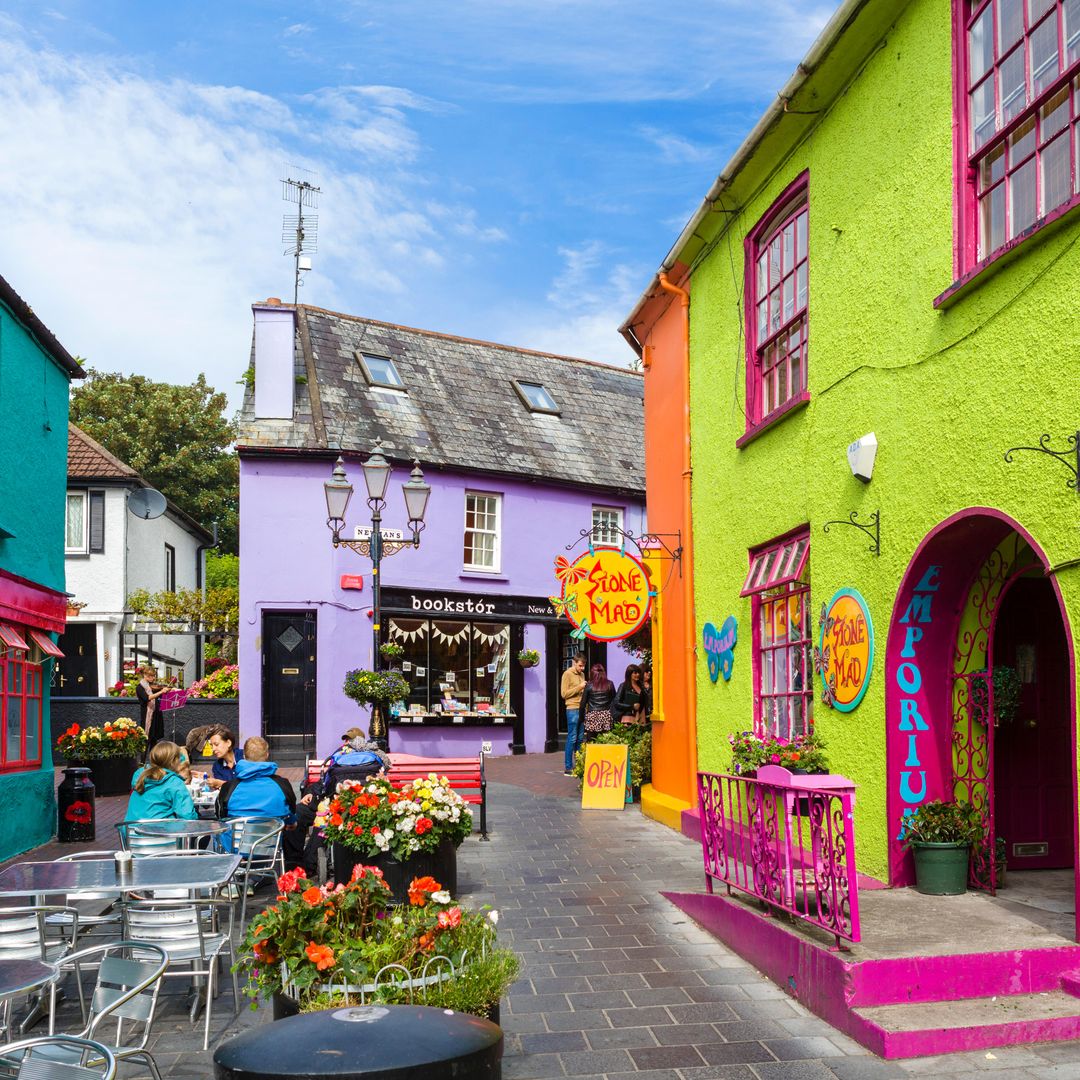 Café y tiendas en Newman's Mall, en el centro de Kinsale, Irlanda