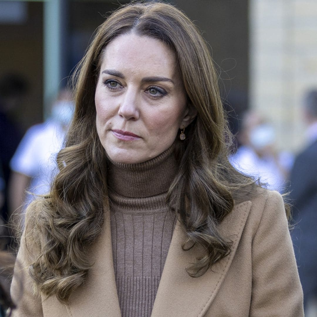 Kate recupera por cuarta vez su abrigo de cashmere 'made in Spain' con un vestido de punto