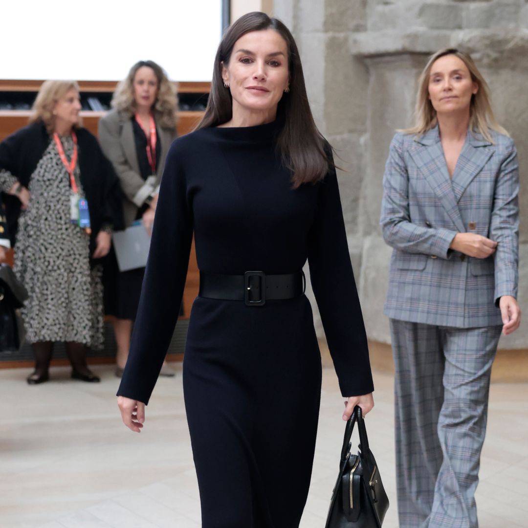 El look fácil e ideal de la reina Letizia con vestido de punto y botas altas de tacón