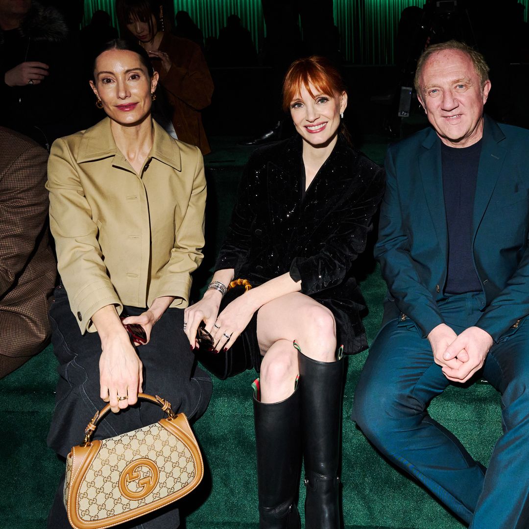 Jessica Chastain, François-Henri Pinault y Julia Garner brillan en el 'front row' del desfile de Gucci en Milán