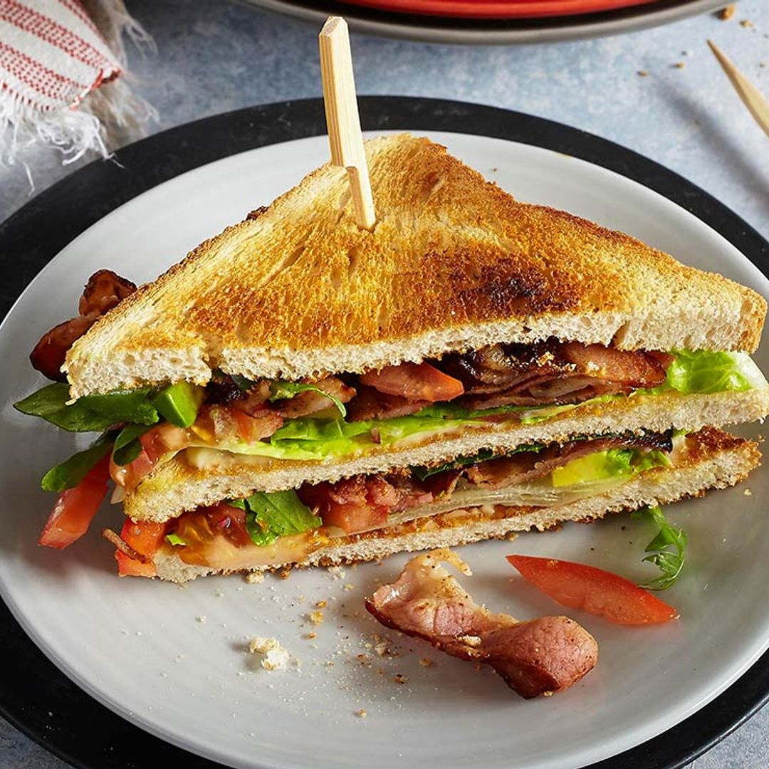 Sándwich BLT con bacón, tomate, lechuga y aguacate