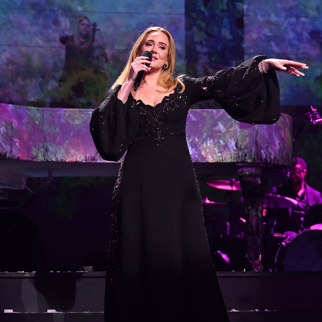 El vestido 'boho' con el que Adele se despide de los escenarios: un diseño francés con 890 horas de trabajo