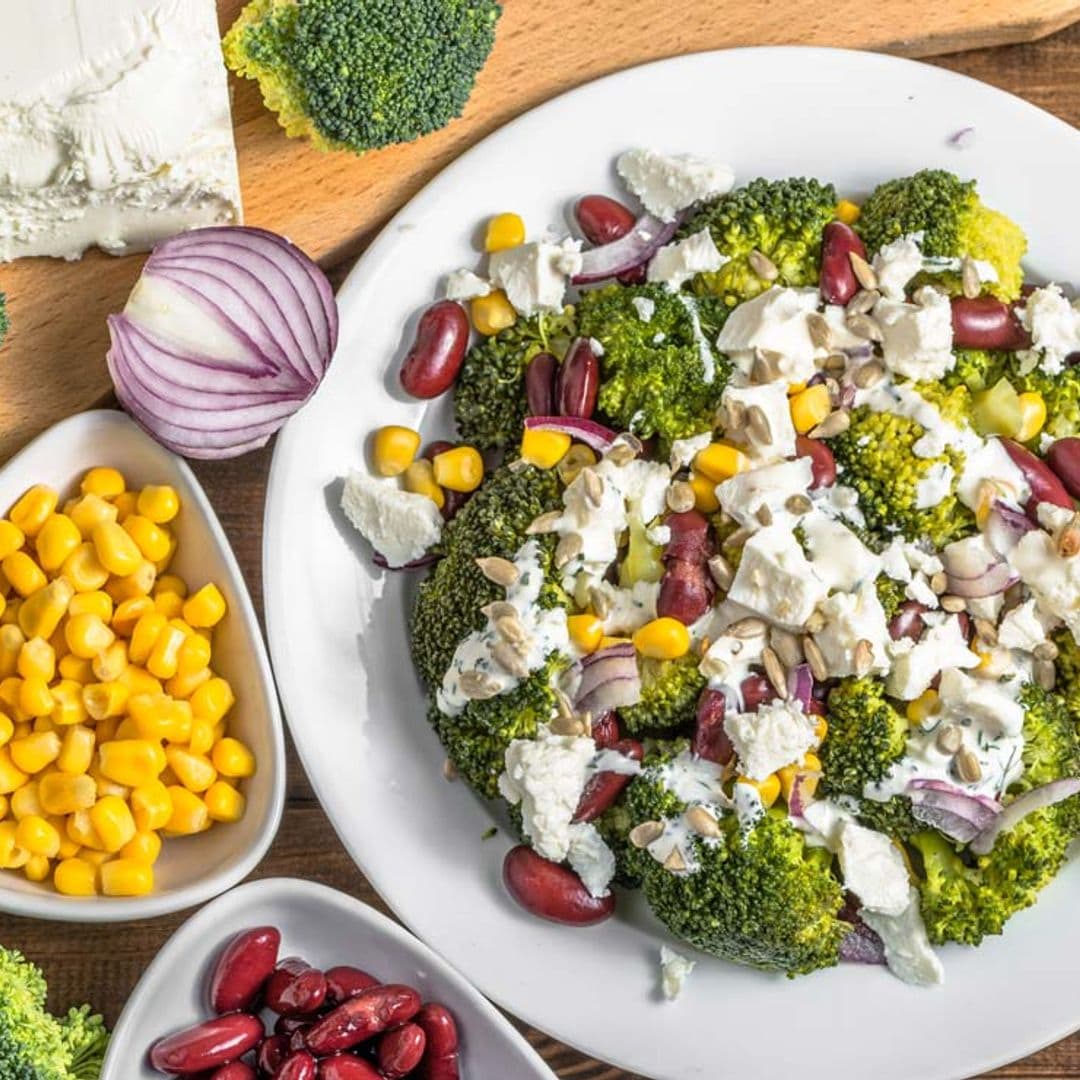 Ensalada de brócoli con queso feta, alubias y pipas