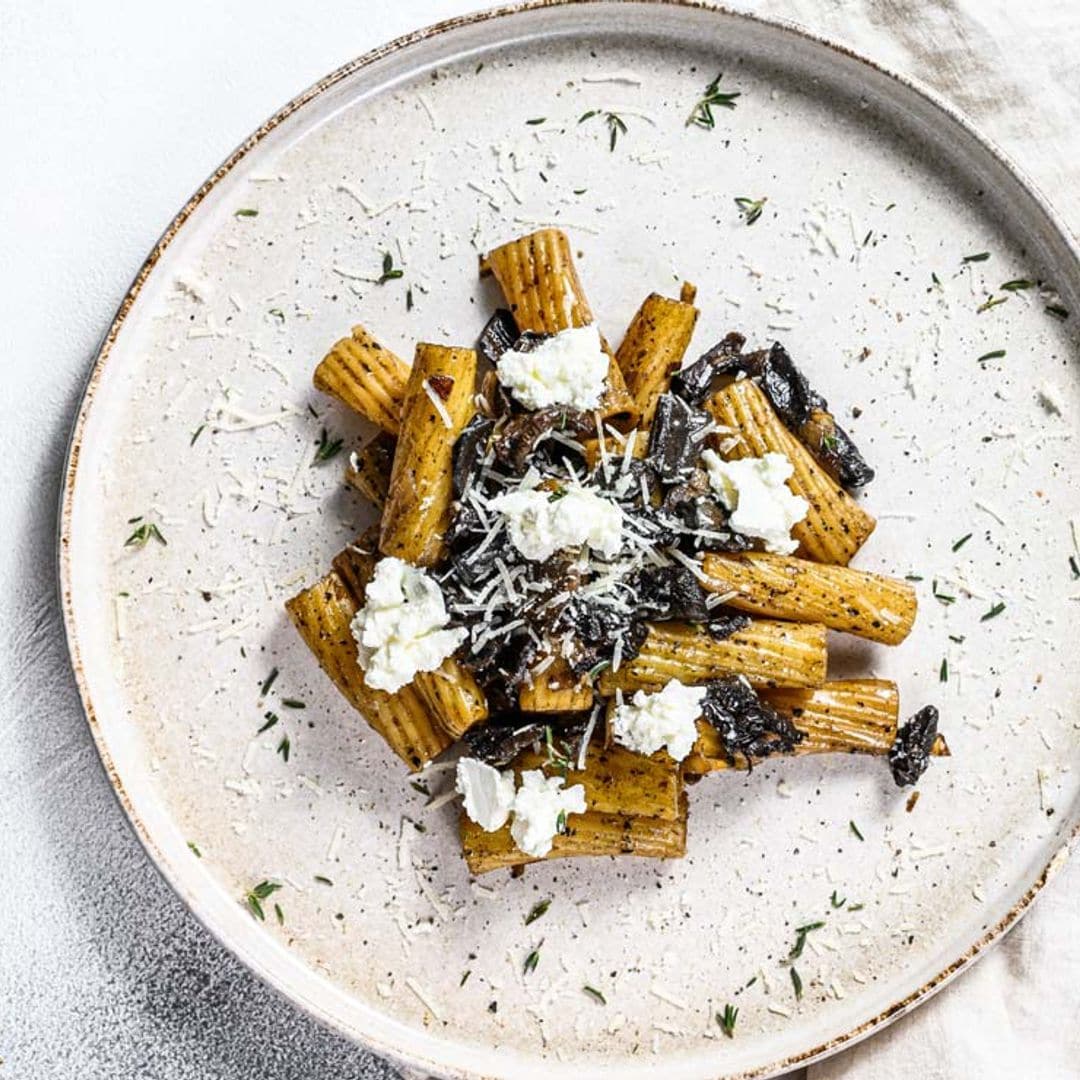 'Rigatoni' con trompetas de la muerte, parmesano y ricotta