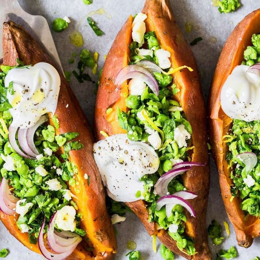 Batata asada rellena de guisantes y gremolata de queso feta