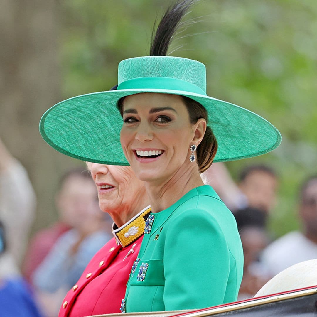 Kate Middleton deslumbra con un espectacular abrigo-vestido verde con broches joya e imponente pamela