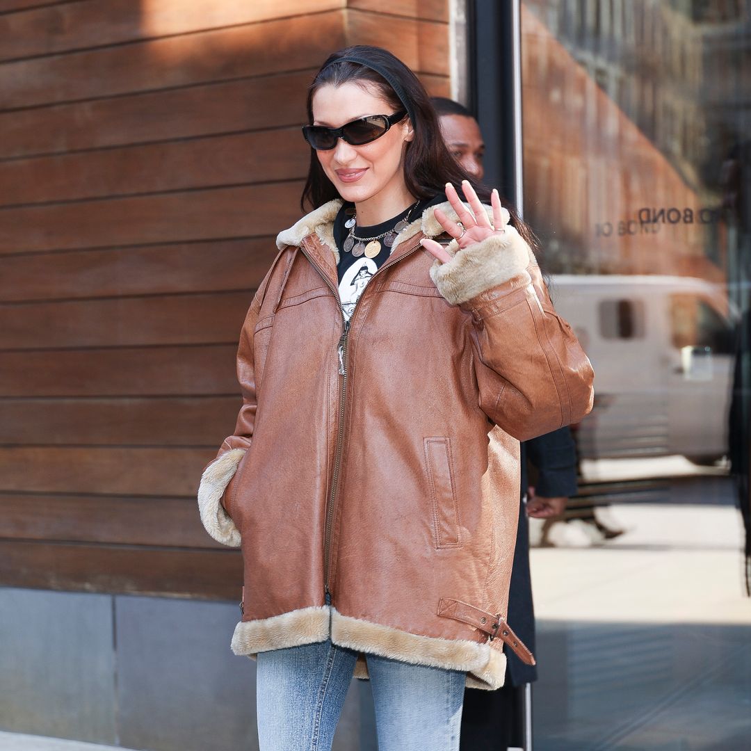 Bella Hadid trae de regreso los 'skinny jeans' y la tendencia de la 'boyfriend jacket'