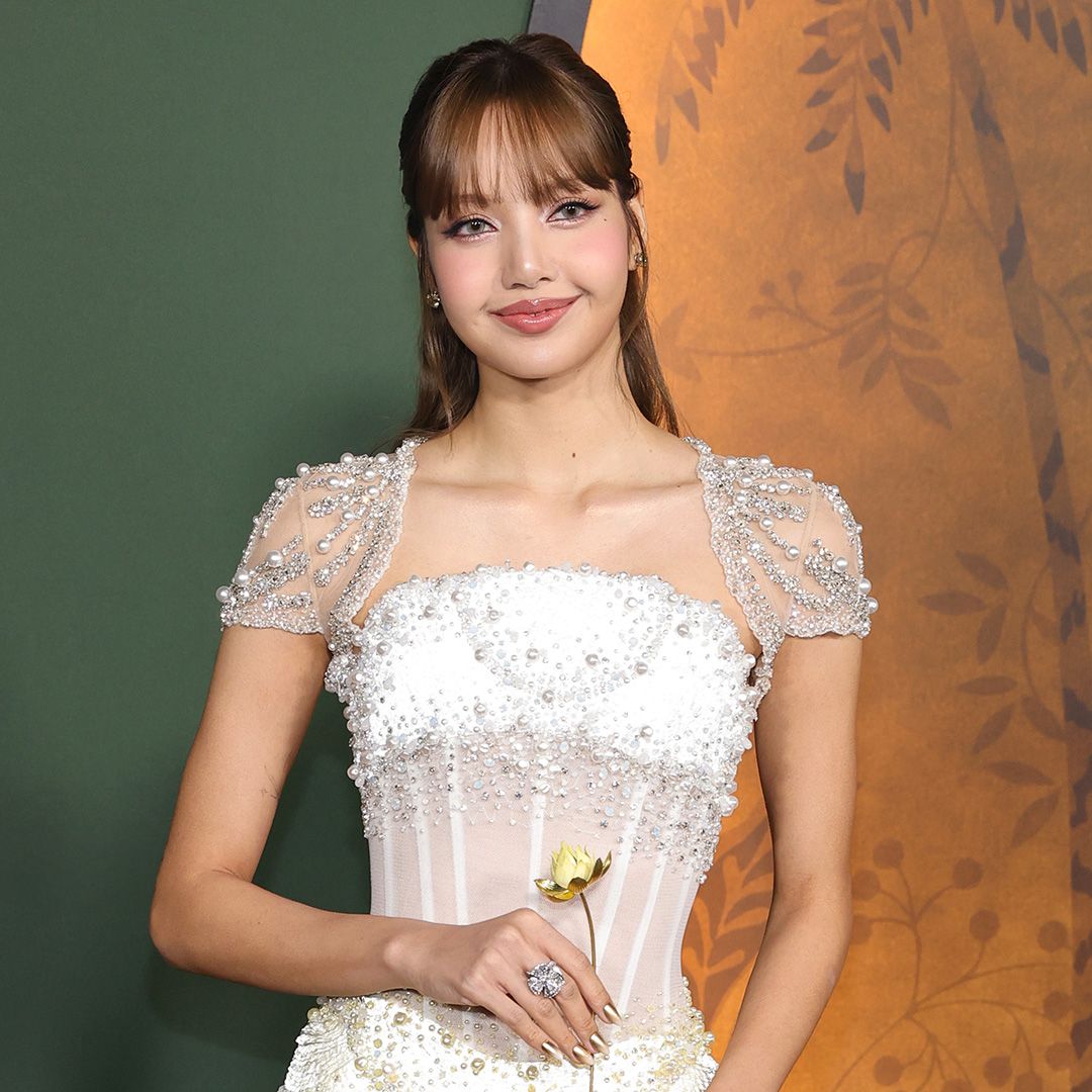 Lisa, del grupo Blackpink, sorprende en su debut como actriz con un vestido de Alta Costura bordado con cientos de perlas