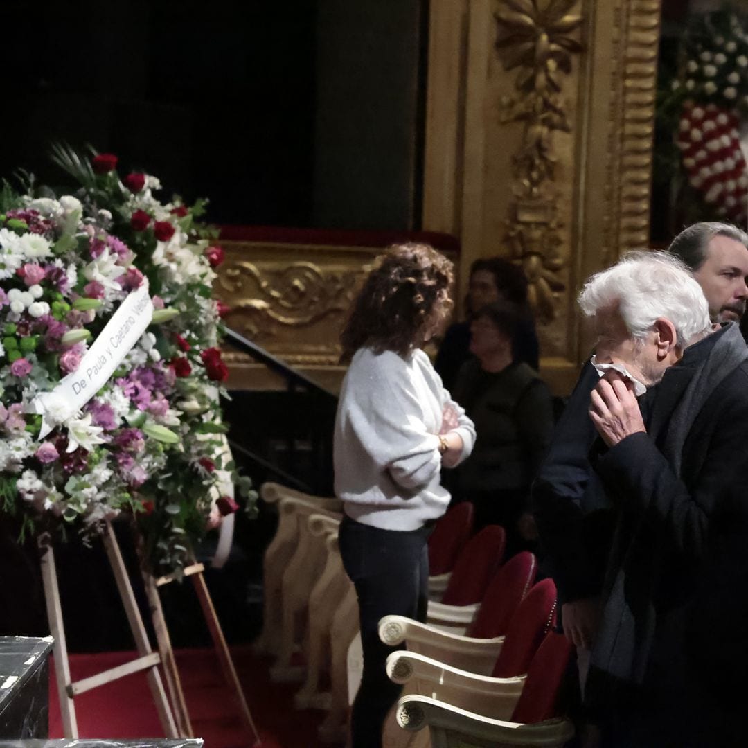 El último y multitudinario adiós a Marisa Paredes en su capilla ardiente en el Teatro Español