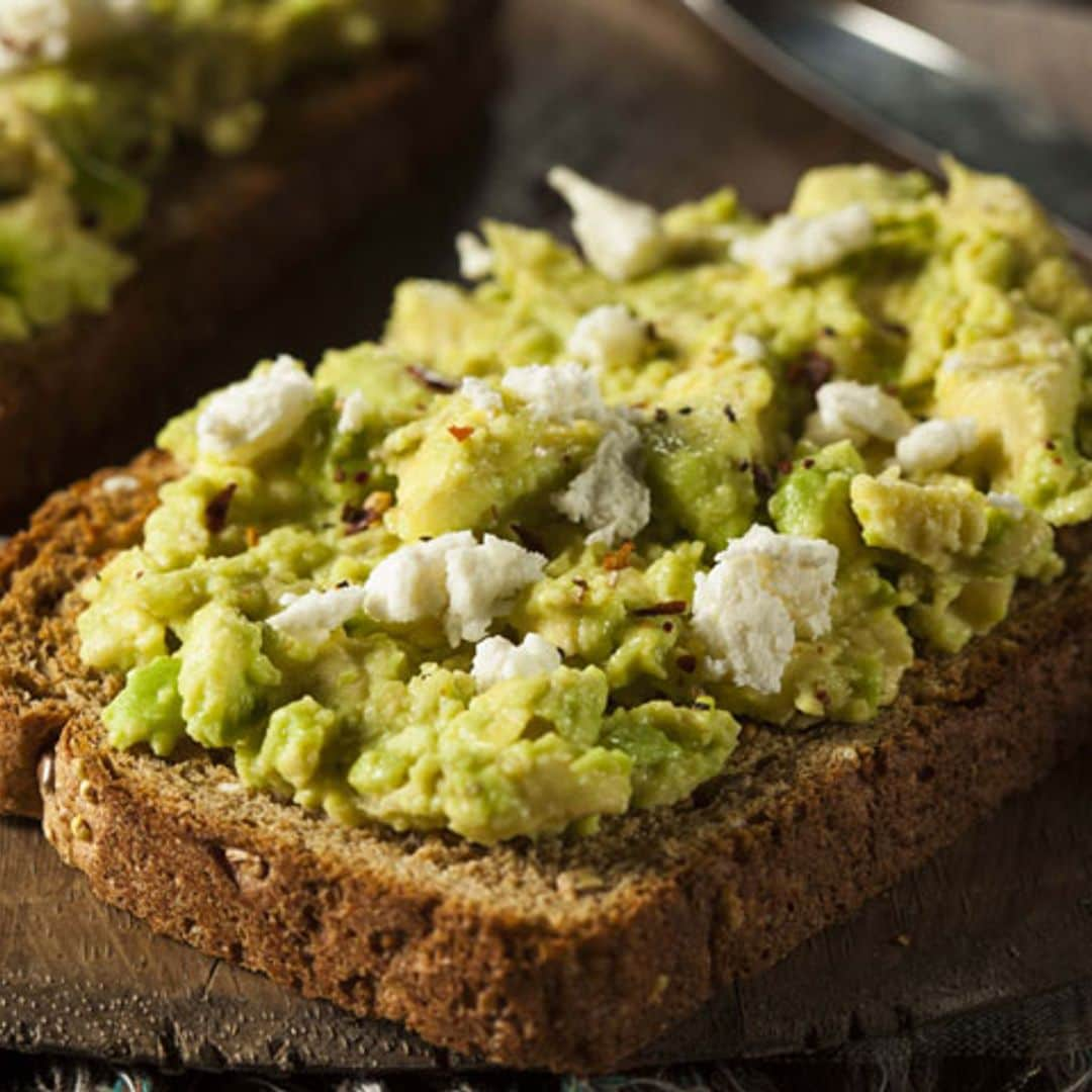 Revuelto de aguacate sobre tostada de trigo sarraceno