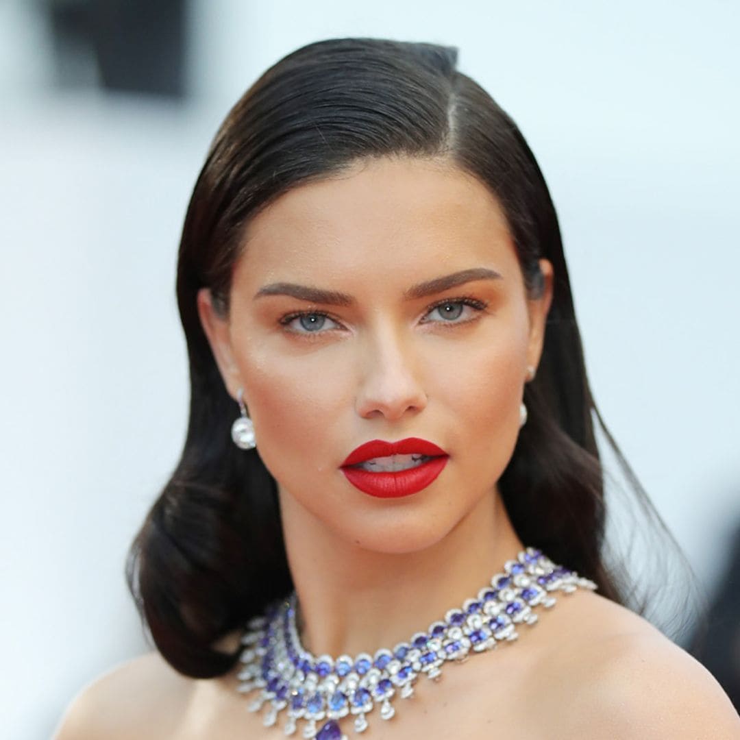 Adriana Lima se marca un 'Rihanna' y desfila enseñando su tripita de embarazada