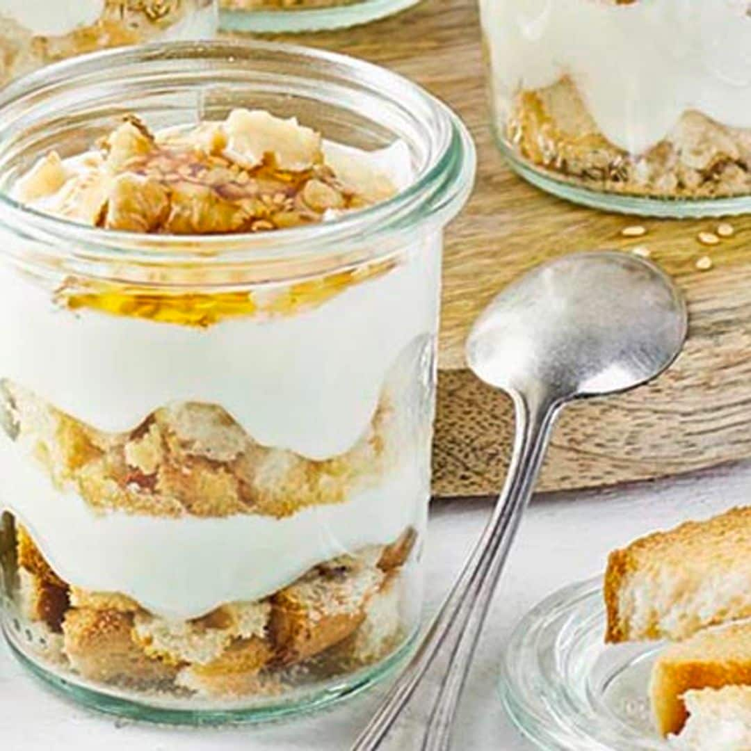 Vasitos de yogur y 'crumble' de biscotes y nueces