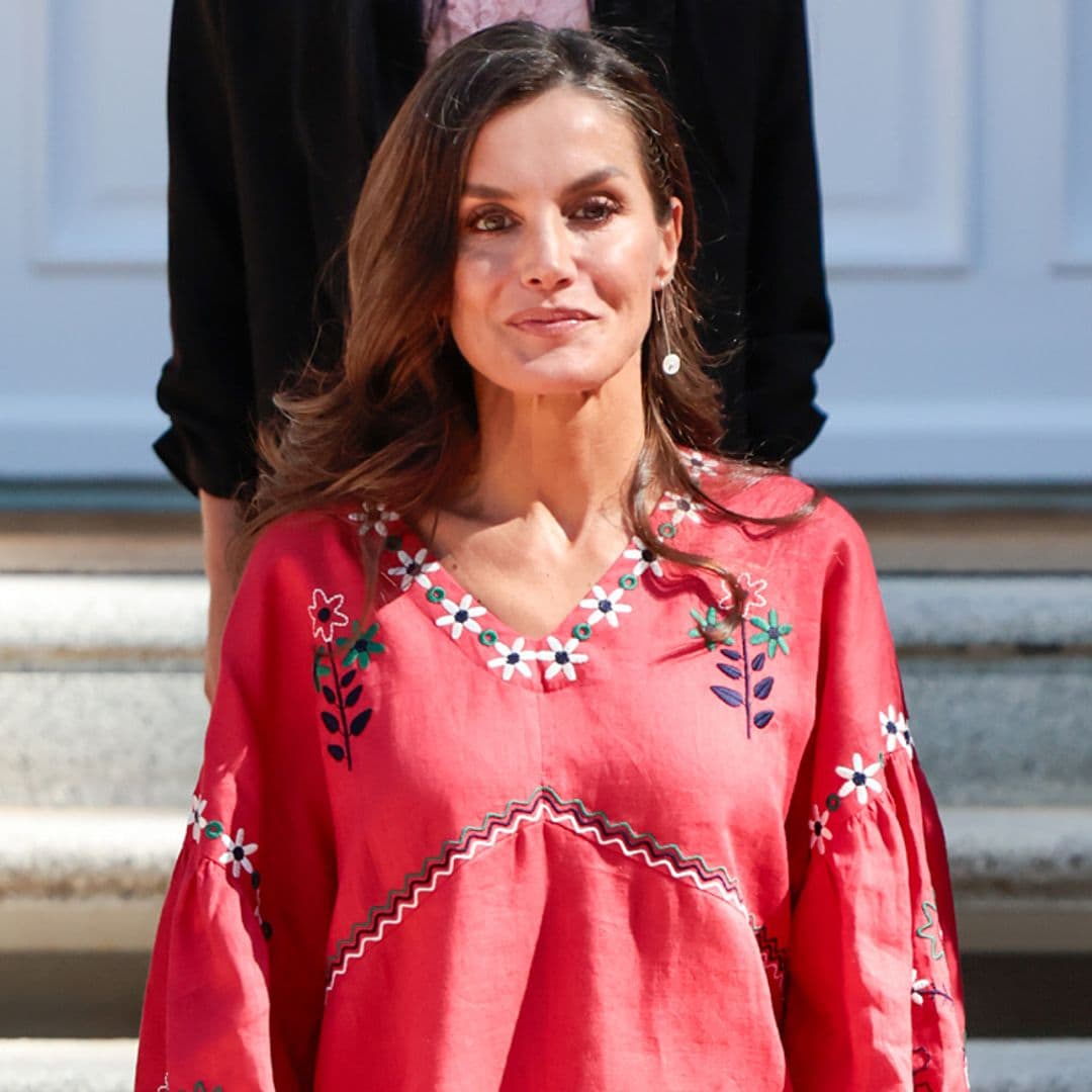 La reina Letizia estrena una nueva blusa de firma ucraniana con bordados florales