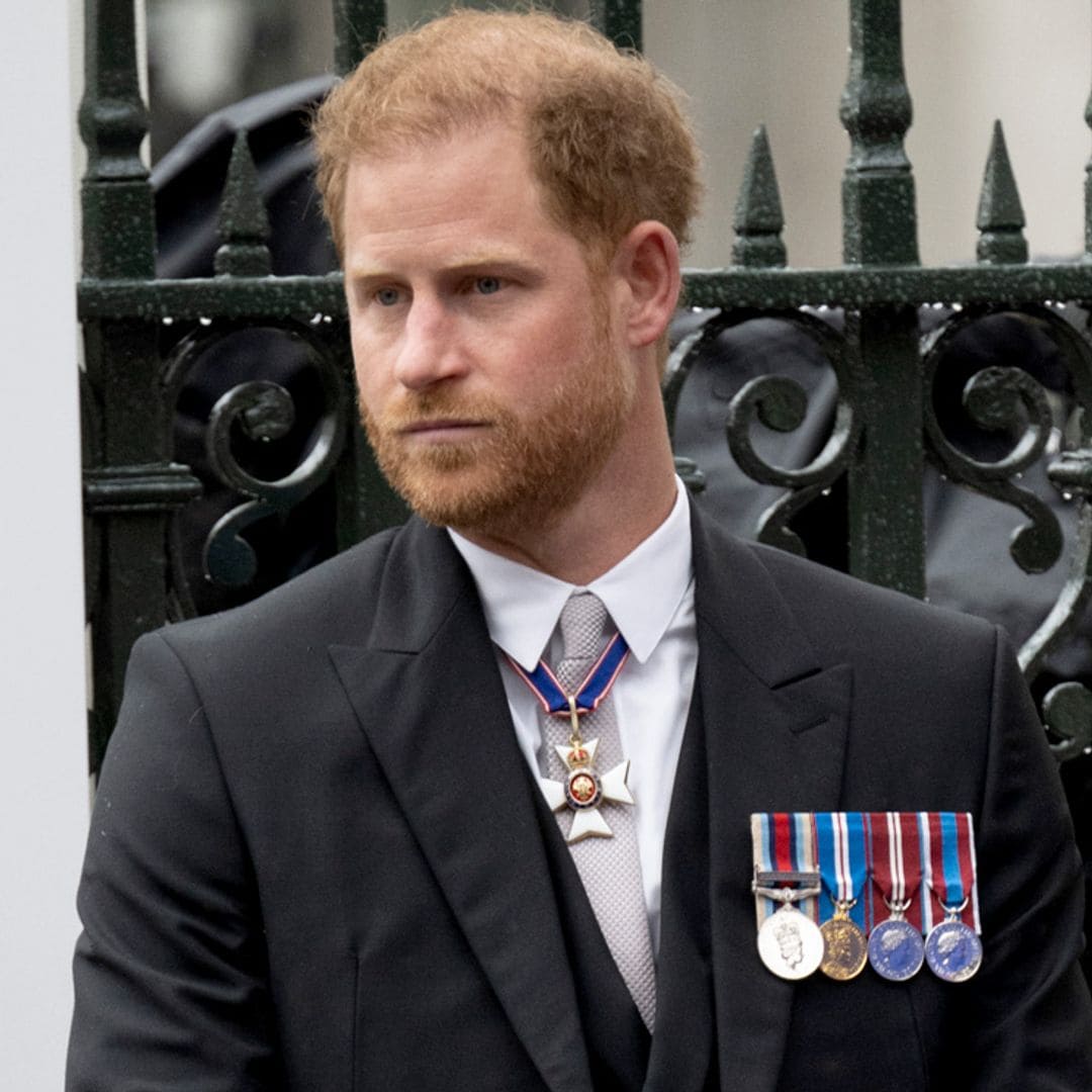 Así se hizo el traje parisino que llevó el príncipe Harry en la coronación de su padre, Carlos III