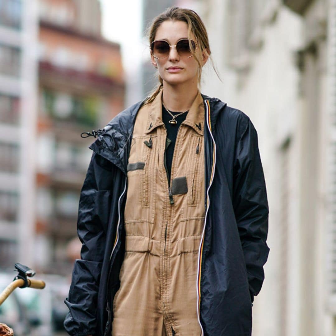 Cuando las expertas no llevan gabardina en días de lluvia, eligen estos abrigos de tendencia