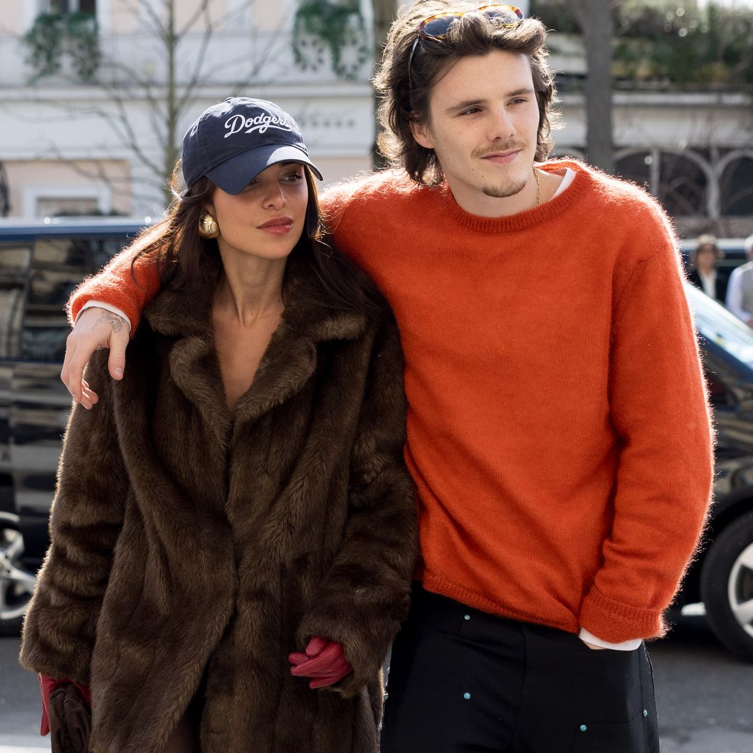 Cruz Beckham y Jackie Apostel coordinan llamativos 'looks' a su llegada a París