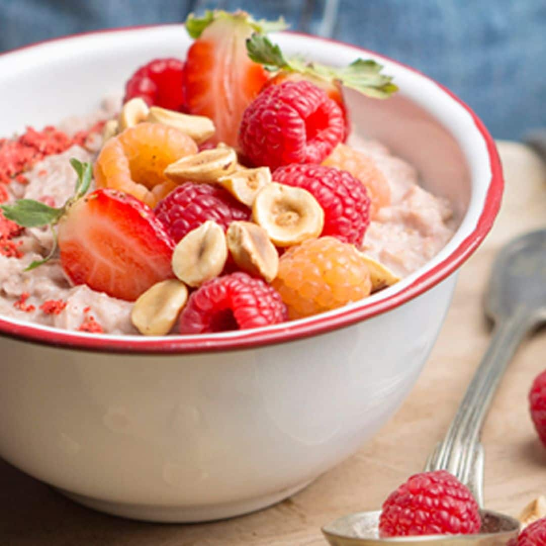 'Porridge' de avena, avellanas, canela y frutos rojos