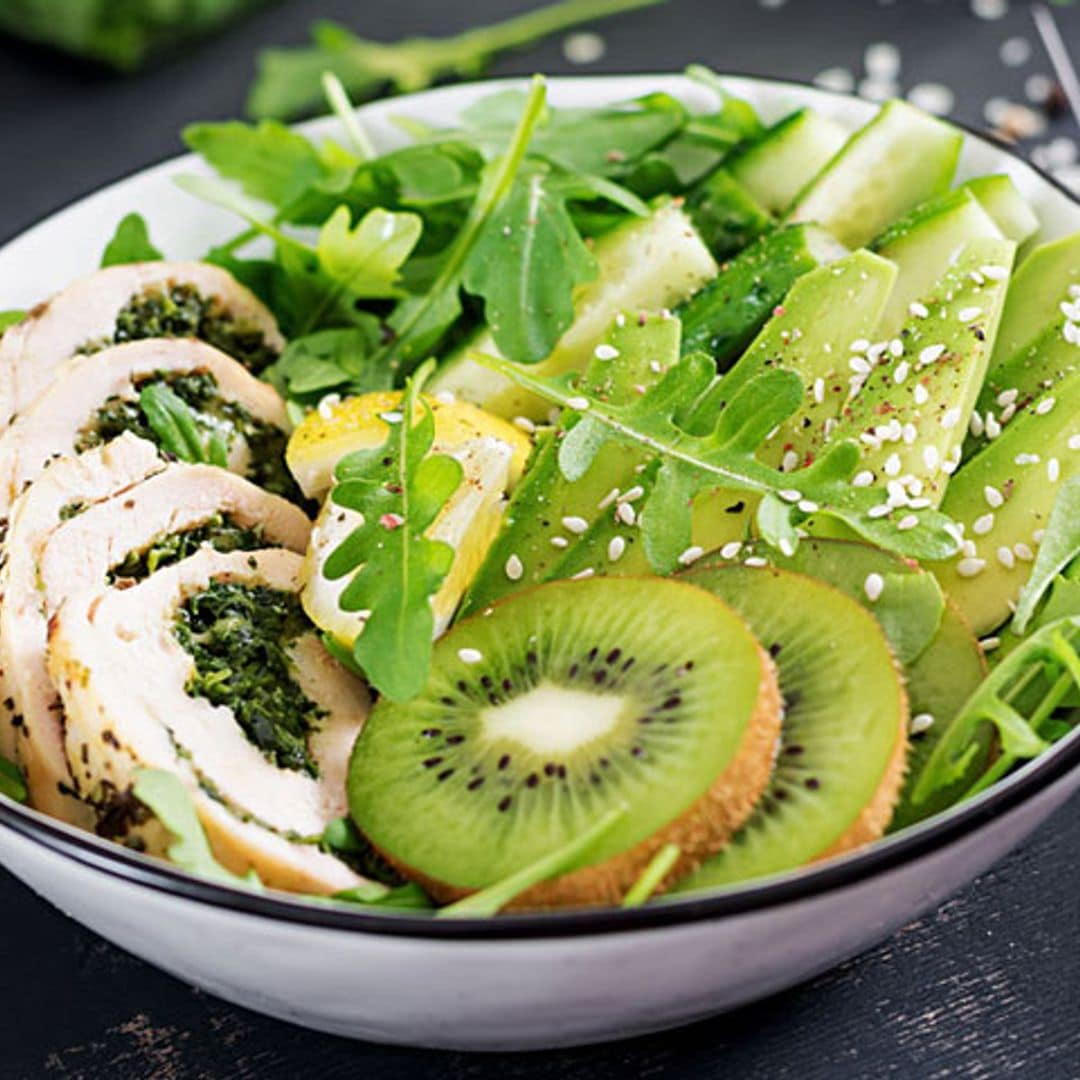 Ensalada de kiwi y aguacate con pollo relleno de espinacas