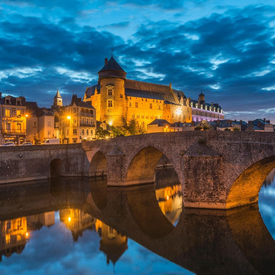 Laval y puente medieval sobre el río Mayenne, Francia