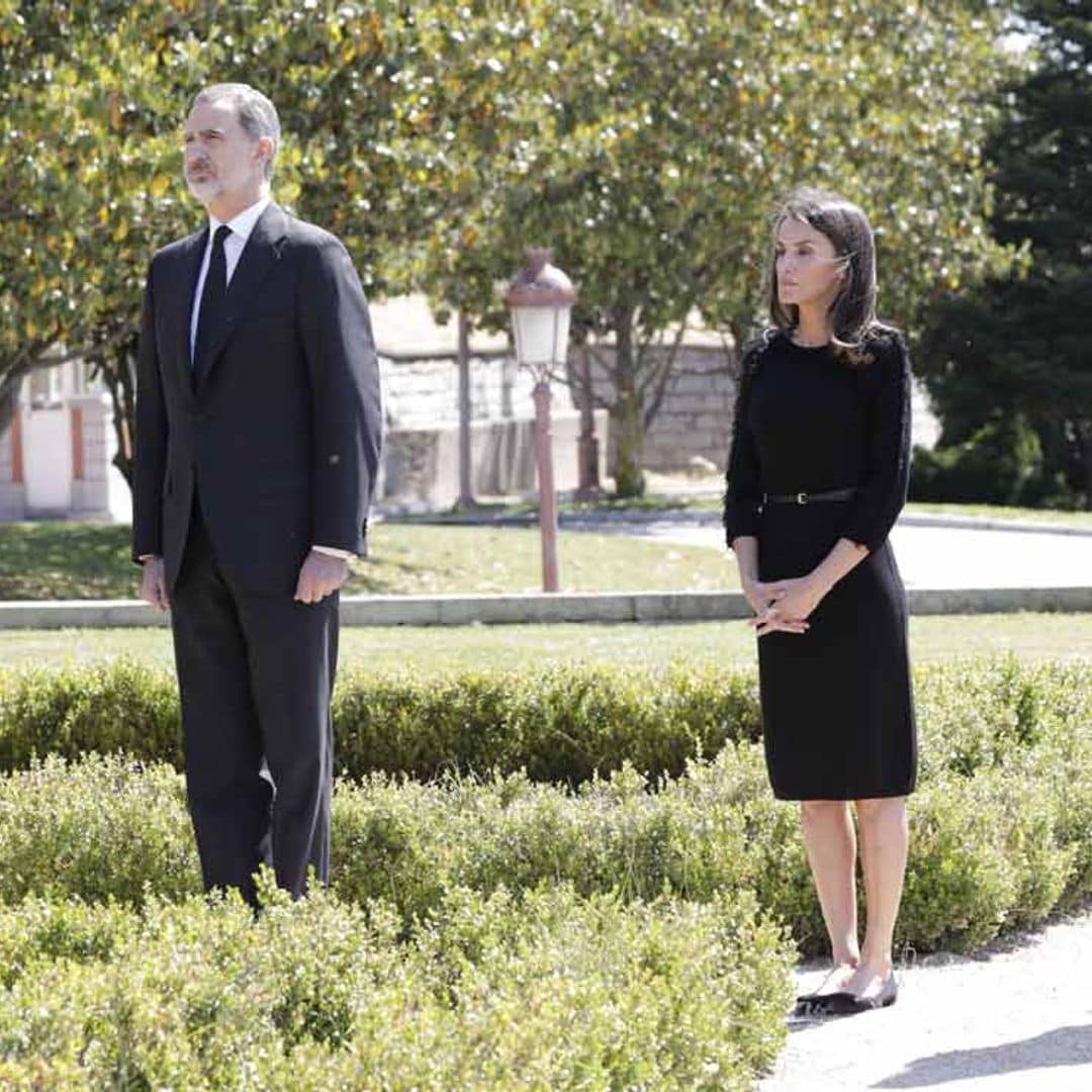 La princesa Leonor y la infanta Sofía se unen a sus padres en el minuto de silencio por los fallecidos del COVID-19