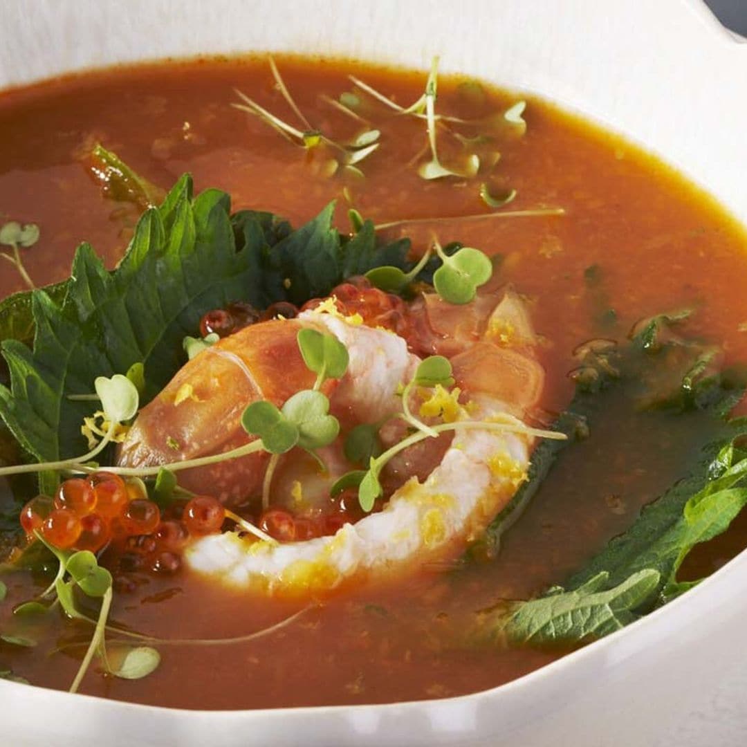 Sopa de gambas con hojas de 'sisho' en el microondas