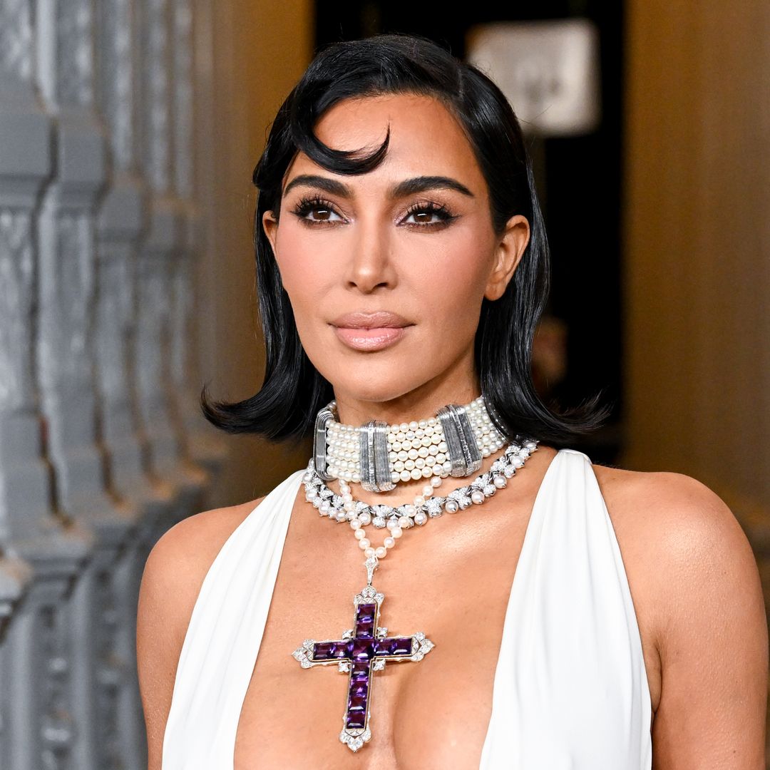 Kim Kardashian en la Gala LACMA Art+Film 2024 con el collar cruz Attallah de Lady Di