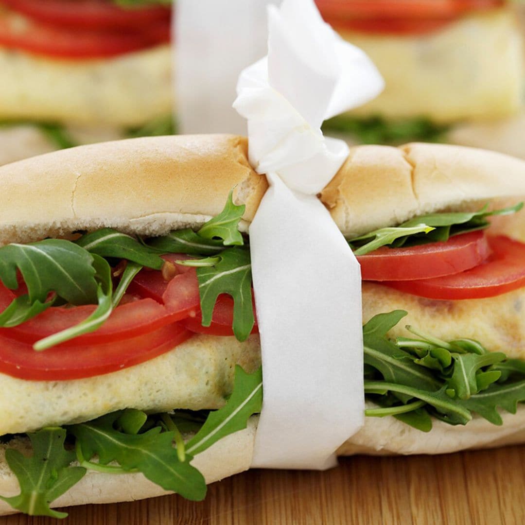 Bocadillo de tortilla y queso con rúcula y tomate