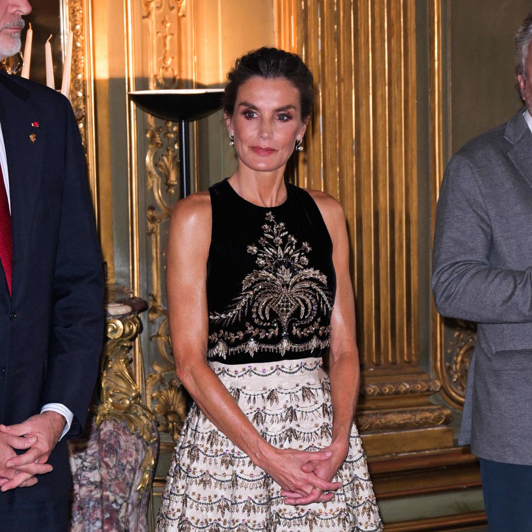 Doña Letizia debuta en París con un vestido de pedrería de Dior Alta Costura