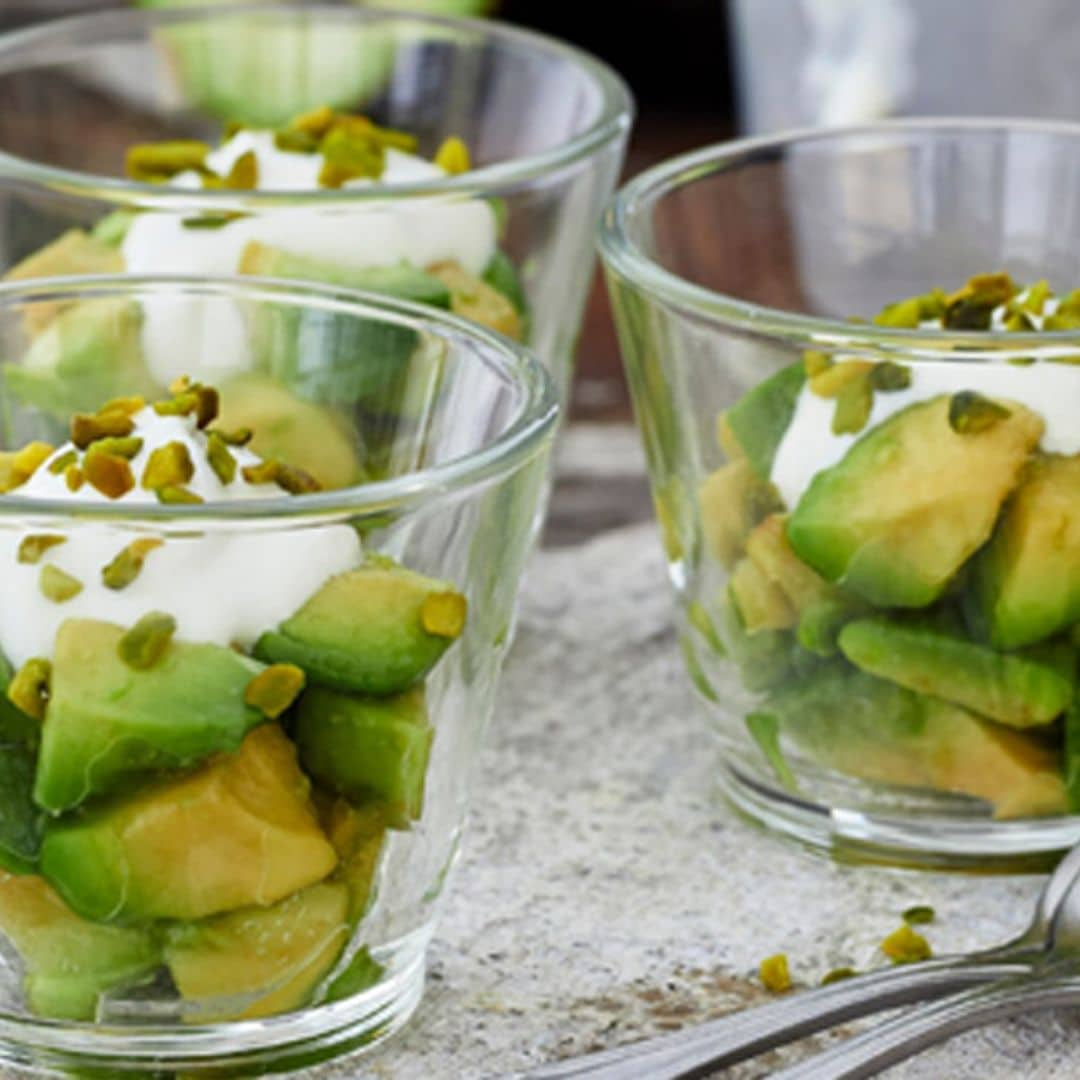 Vasito de aguacate con yogur, lima y pistachos