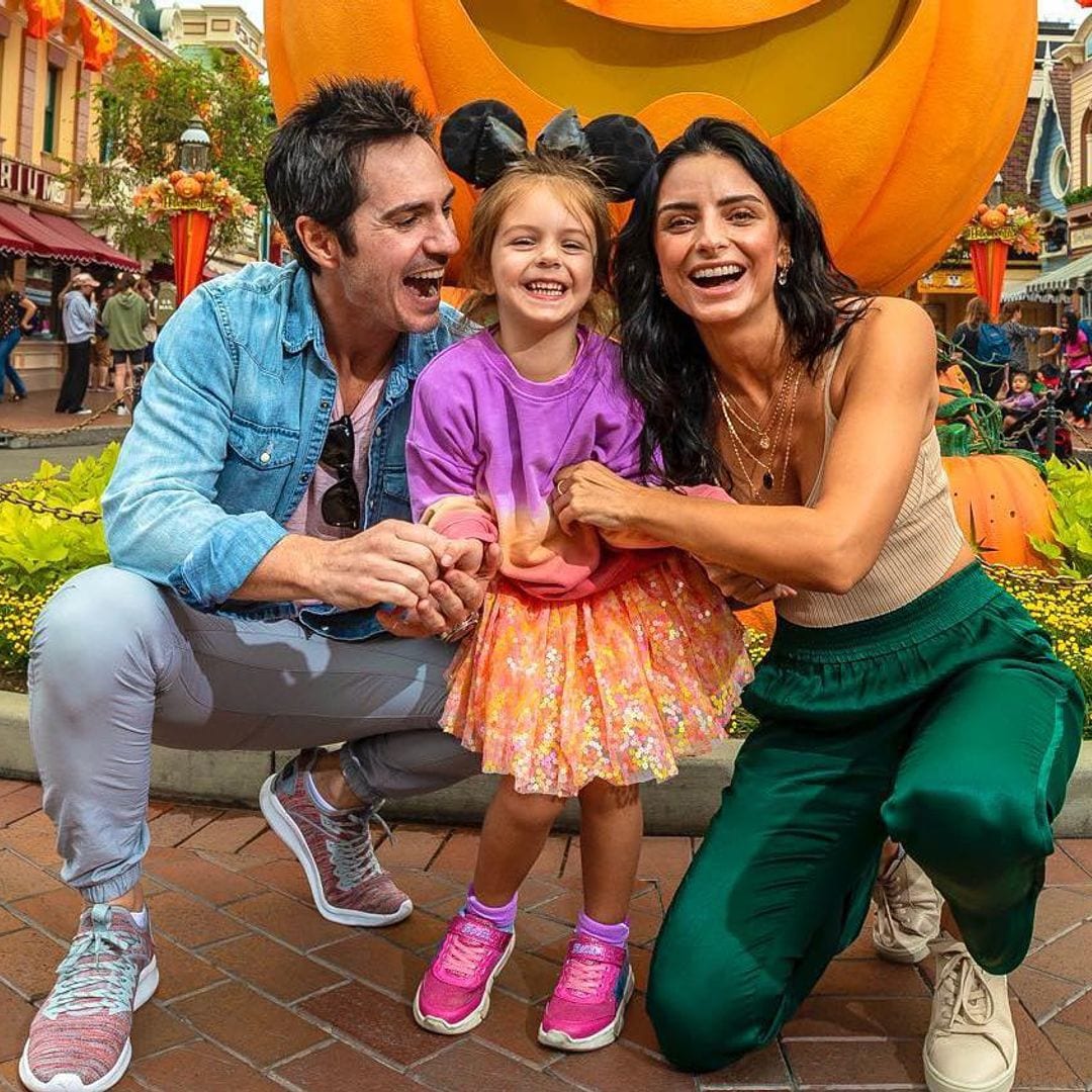 Asilinn Derbez, Mauricio Ochmann y su hija Kailani se divierten juntos en Disneyland