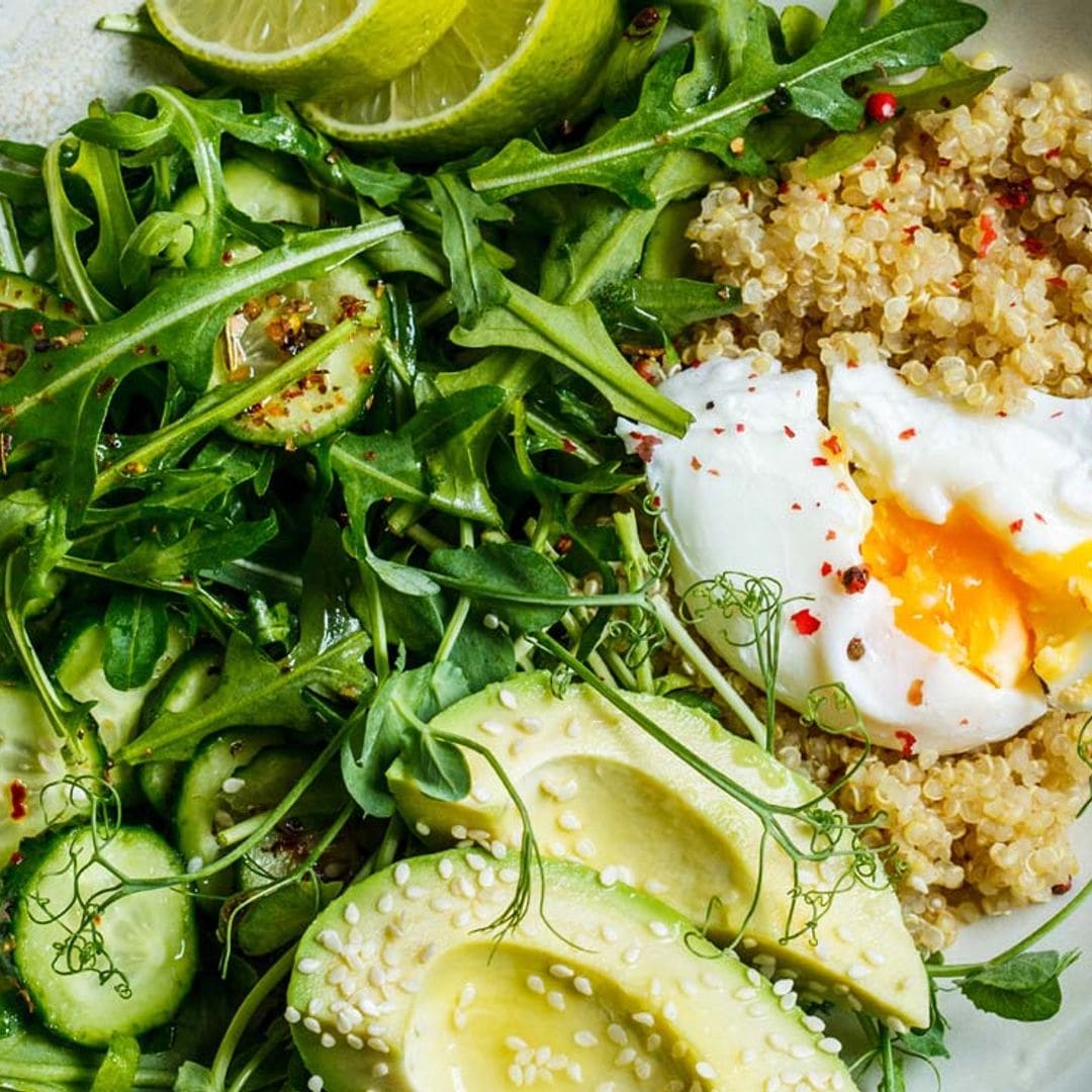 Ensalada de quinoa, aguacate y huevo escalfado