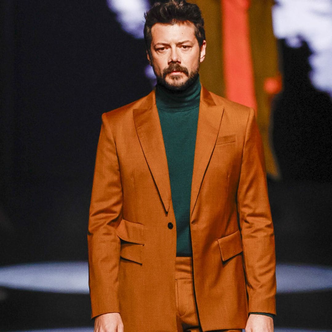 Álvaro Morte debuta como modelo en el esperado regreso de Elio Berhanyer a Fashion Week Madrid