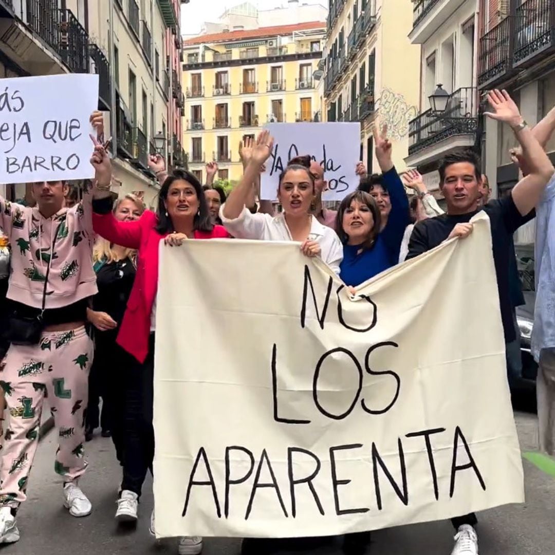 El divertidísimo cumpleaños de Miren Ibarguren: de manifestación y con pancartas con el lema 'no los aparenta'