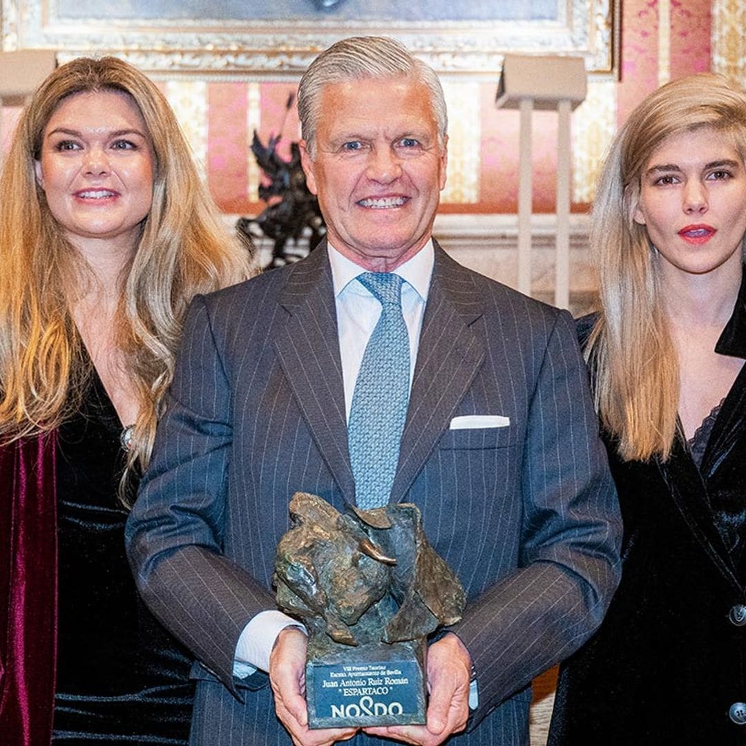 La emoción de las hijas de Espartaco y de su novia en un homenaje al torero en Sevilla