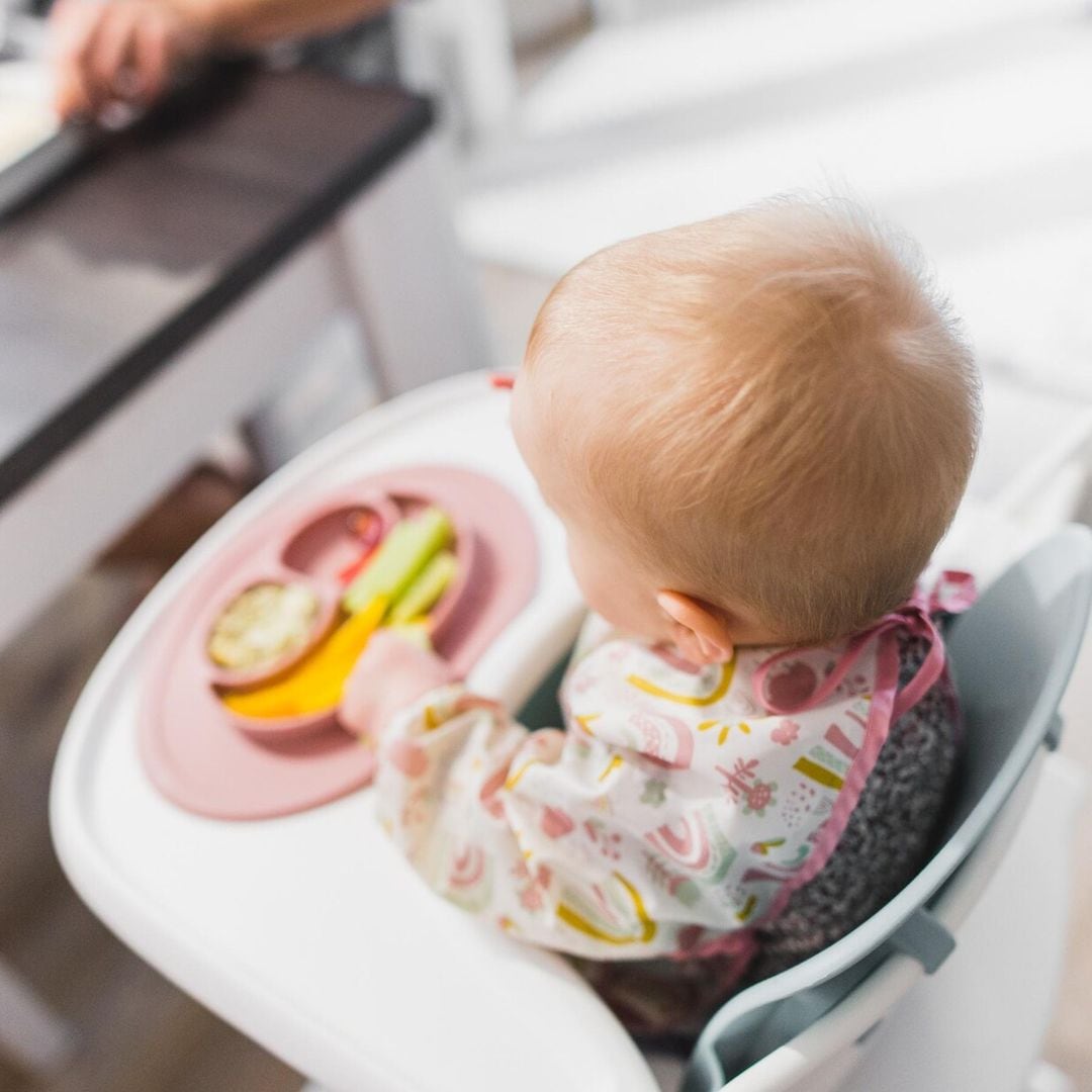 Tu bebé debería comer con vosotros en la mesa y estas son las razones