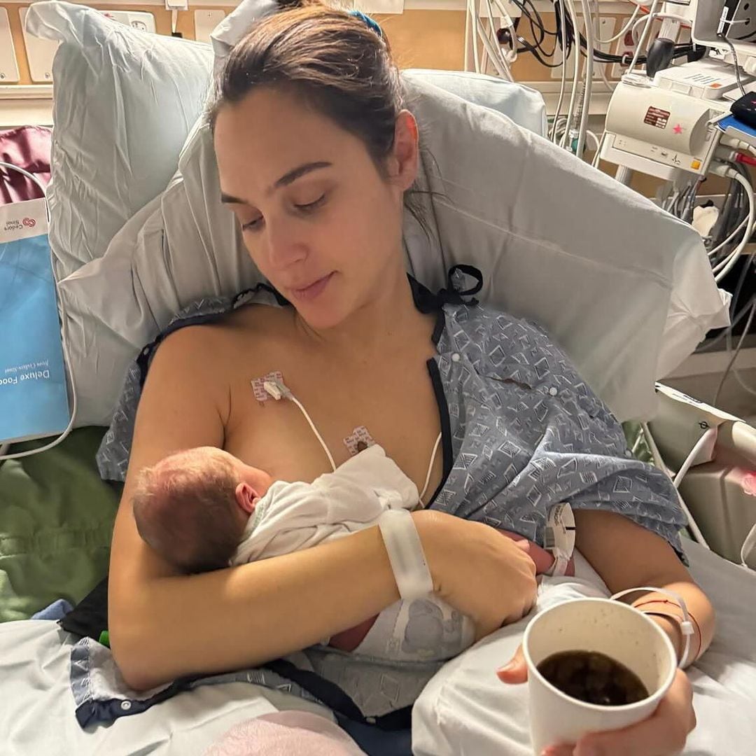 Gal Gadot da el pecho en el hospital a su cuarta hija, Ori, tras dar a luz