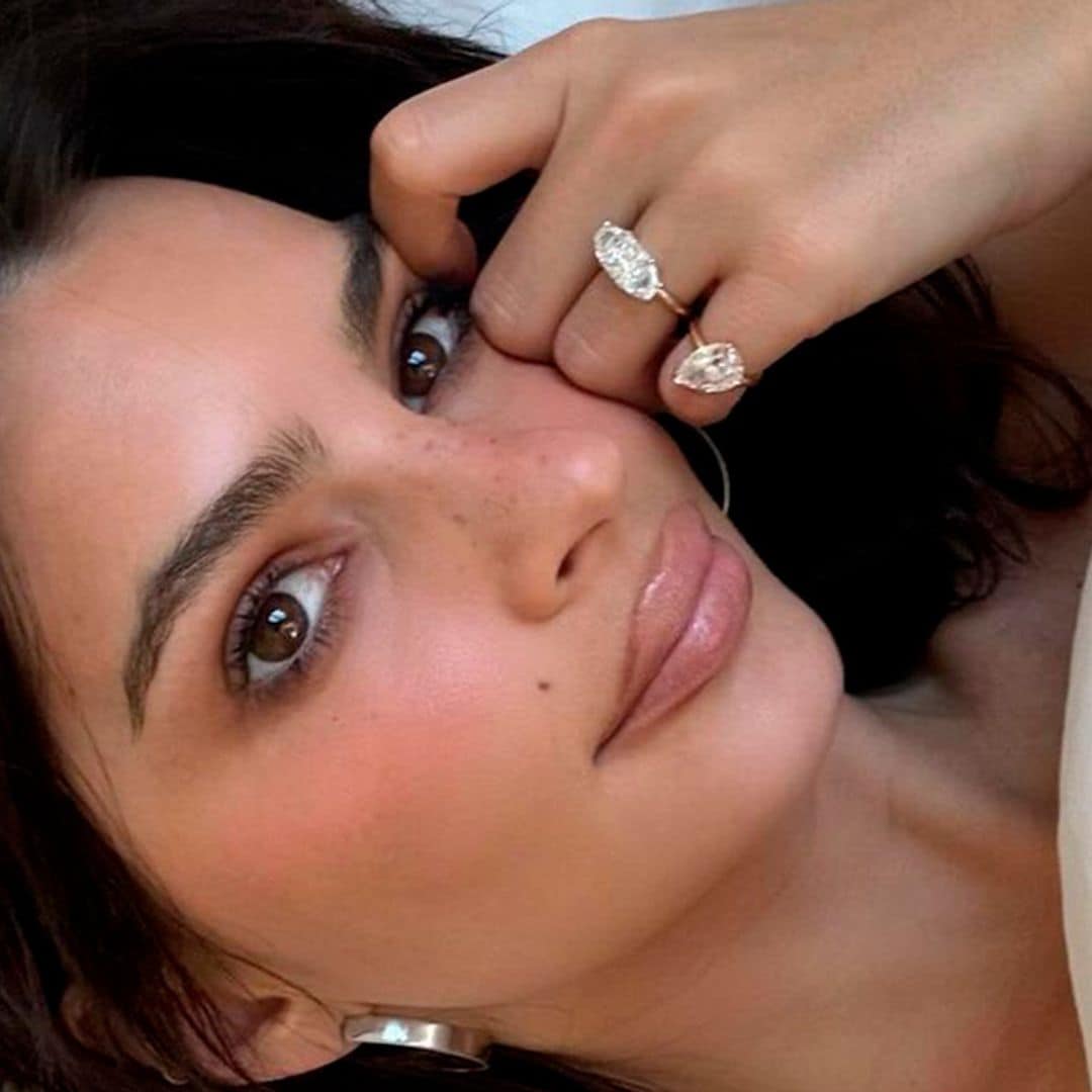 Emily Ratajkowski transforma su anillo de compromiso en dos 'anillos de divorcio'