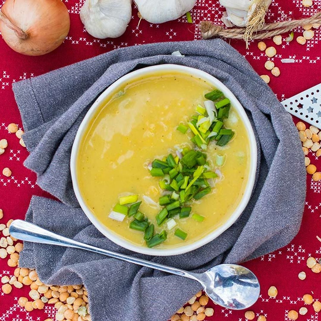 Crema de guisantes y garbanzos con cebolla de verdeo