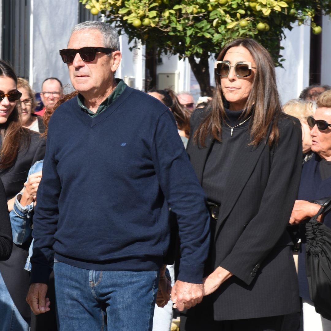 La presentadora y empresaria, arropada por familiares y amigos en el funeral de su hermano Luis