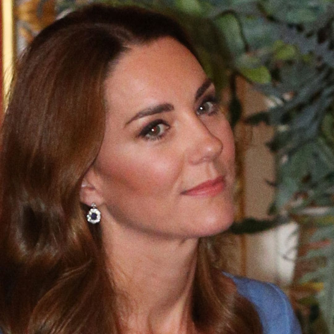 Kate Middleton, pura elegancia con vestido azul y pendientes de Diana de Gales