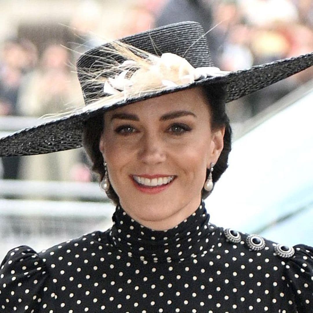 Kate Middleton, sobria y muy elegante con su vestido de lunares y una pamela oscura