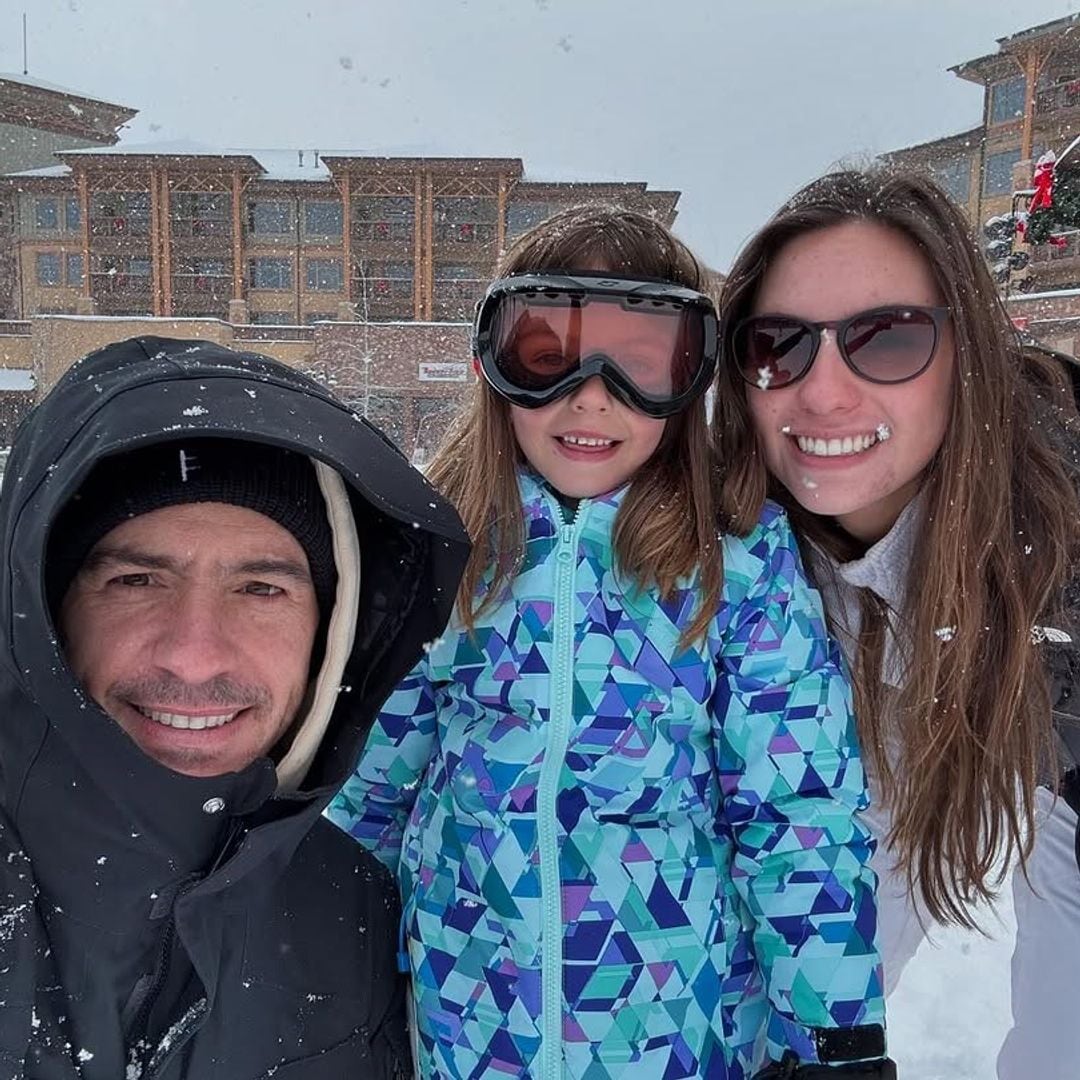 ¡Una aventura en la nieve! Mauricio Ochmann arranca el año con unas vacaciones junto a sus hijas